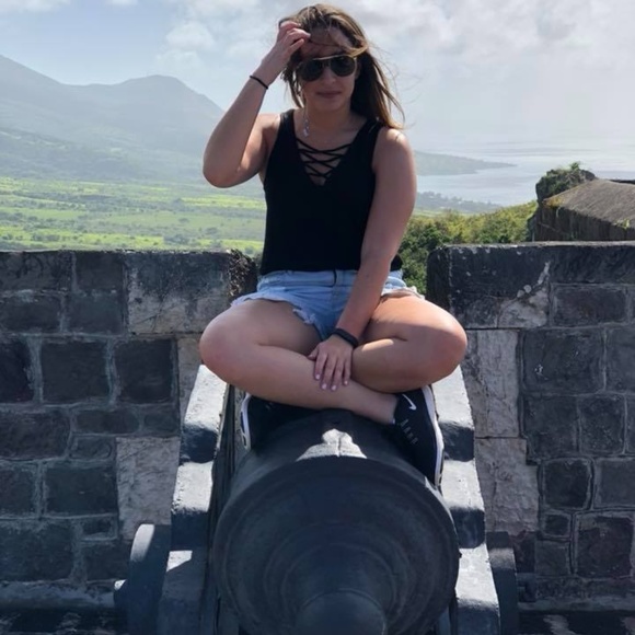 Meet your Posher, Amanda - Picture 2 of 5